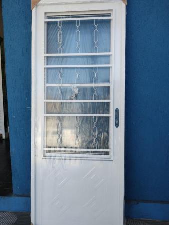 Porta social 215x84 em aço galvanizado com pintura eletrostática branca