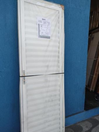 Porta veneziana alumínio com pintura eletrostática branca 